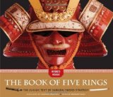 Portada de THE BOOK OF FIVE RINGS: THE CLASSIC TEXT OF SAMURAI SWORD STRATEGY BY MUSASHI, MIYAMOTO (2014) HARDCOVER