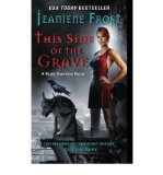 Portada de [(ONE GRAVE AT A TIME: A NIGHT HUNTRESS NOVEL)] [AUTHOR: JEANIENE FROST] PUBLISHED ON (OCTOBER, 2011)