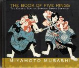 Portada de THE BOOK OF FIVE RINGS, THE CLASSIC TEXT OF SAMURAI SWORD STRATEGY BY MIYAMOTO MUSASHI (2006-01-01)