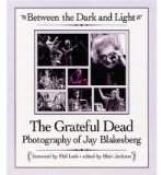 Portada de [(BETWEEN THE DARK AND LIGHT: THE GRATEFUL DEAD PHOTOGRAPHY OF JAY BLAKESBERG )] [AUTHOR: JAY BLAKESBERG] [FEB-2003]