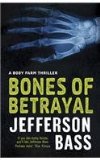 Portada de BONES OF BETRAYAL: A BODY FARM THRILLER