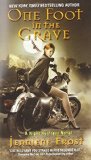 Portada de ONE FOOT IN THE GRAVE (NIGHT HUNTRESS, BOOK 2) BY FROST, JEANIENE (2008) MASS MARKET PAPERBACK