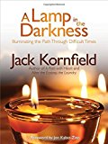 Portada de A LAMP IN THE DARKNESS: ILLUMINATING THE PATH THROUGH DIFFICULT TIMES BY JACK KORNFIELD (2014-03-26)