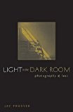 Portada de LIGHT IN THE DARK ROOM: PHOTOGRAPHY AND LOSS BY JAY PROSSER (2004-11-15)