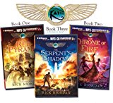 Portada de [(RICK RIORDAN'S THE KANE CHRONICLES (BUNDLE): THE RED PYRAMID, THE THRONE OF FIRE, THE SERPENT'S SHADOW )] [AUTHOR: RICK RIORDAN] [OCT-2013]