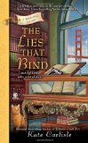 Portada de THE LIES THAT BIND: A BIBLIOPHILE MYSTERY BY CARLISLE, KATE (2010) MASS MARKET PAPERBACK